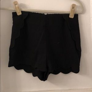 Hot & Delicious black shorts w scallop trim size M